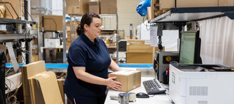 10 essentials to create an efficient packing station in your warehouse